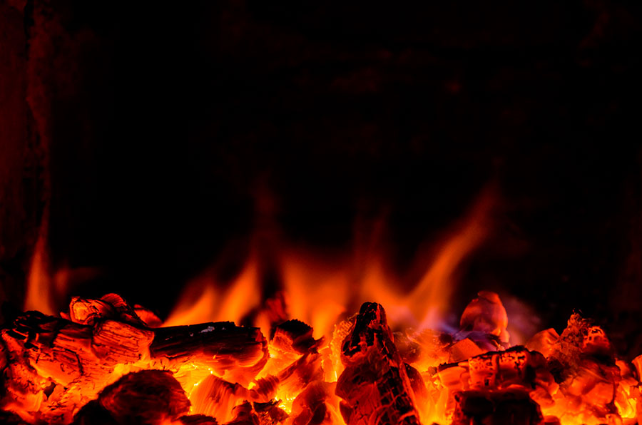 Carbón De Parrilla De Carbón Ardiendo En Llamas Con Fuego Y