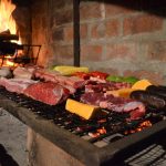 como encender una barbacoa de leña