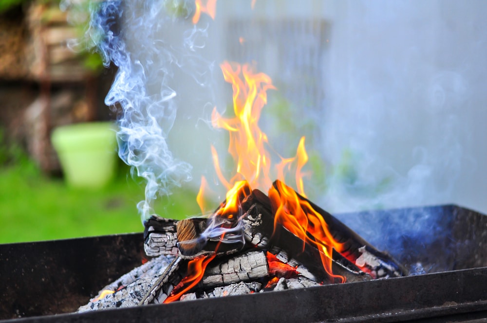 como prender una barbacoa de leña