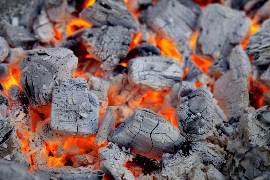 encender-una-barbacoa-de-carbon-con-piñas